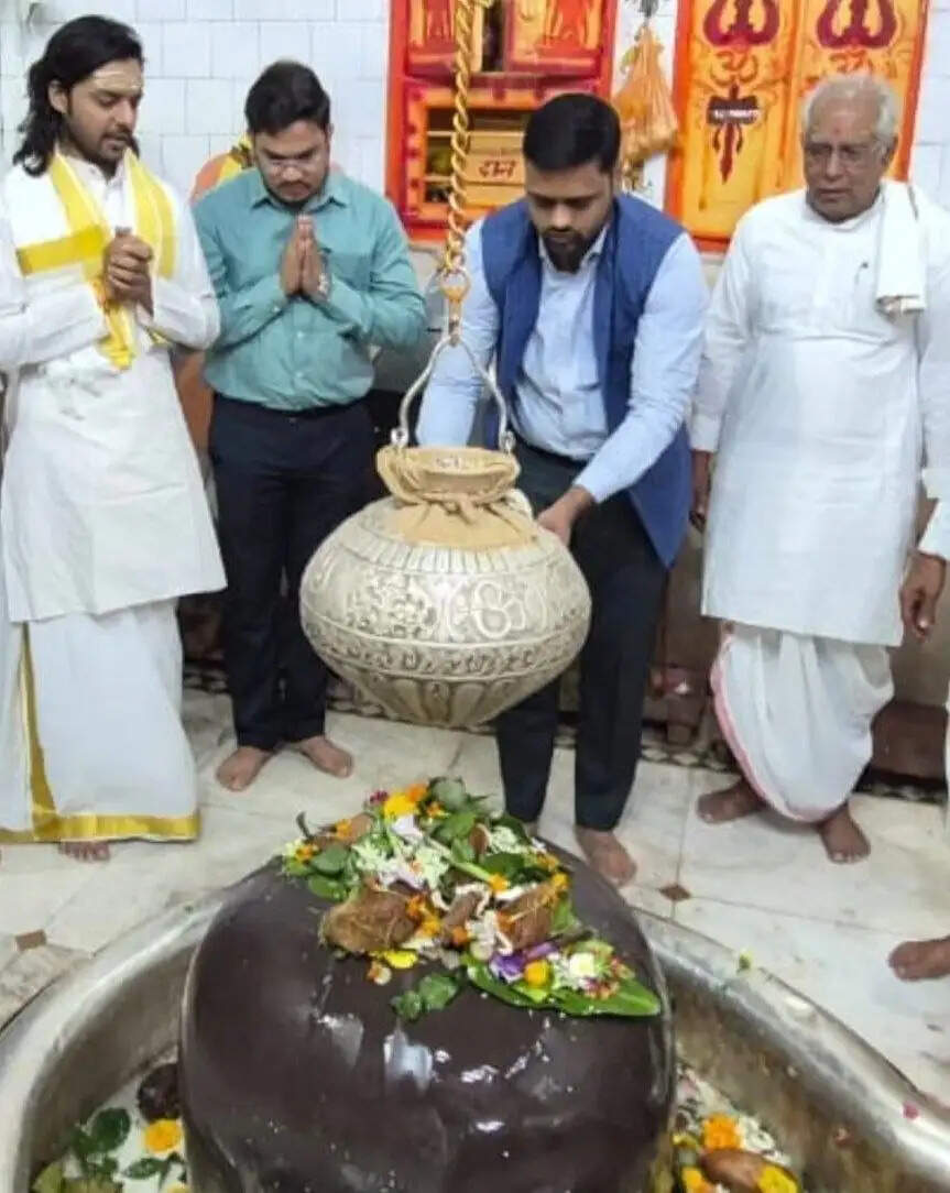 दमोह: जागेश्वरनाथ का आशीर्वाद लेकर अनिल राठौर ने संभाला जिला कलेक्टर का प्रभार