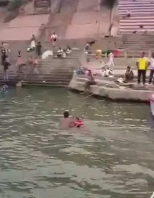 बिहार के युवक को गंगा नदी में डूबते हुए एनडीआरएफ ने बचाया