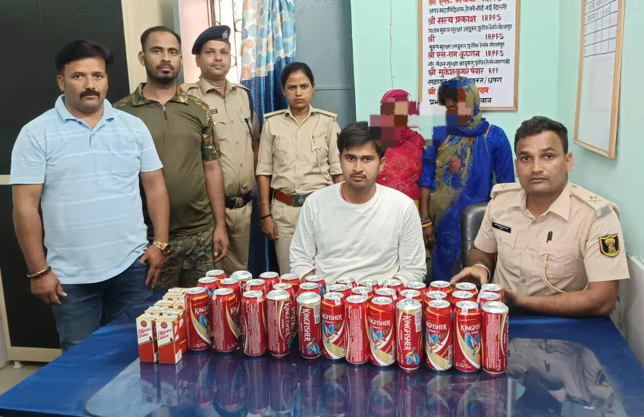 आरपीएफ व उत्पाद विभाग ने दो महिला शराब तस्करों को दबोचा, भारी मात्रा में विदेशी शराब बरामद