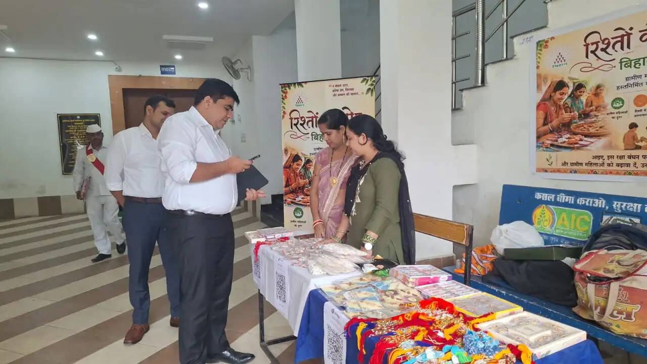 धान-चावल से सजी राखियां बनीं आकर्षण का केंद्र, प्रसन्न समूह की दीदियों ने हुनर से रची आत्मनिर्भरता की नई कहानी