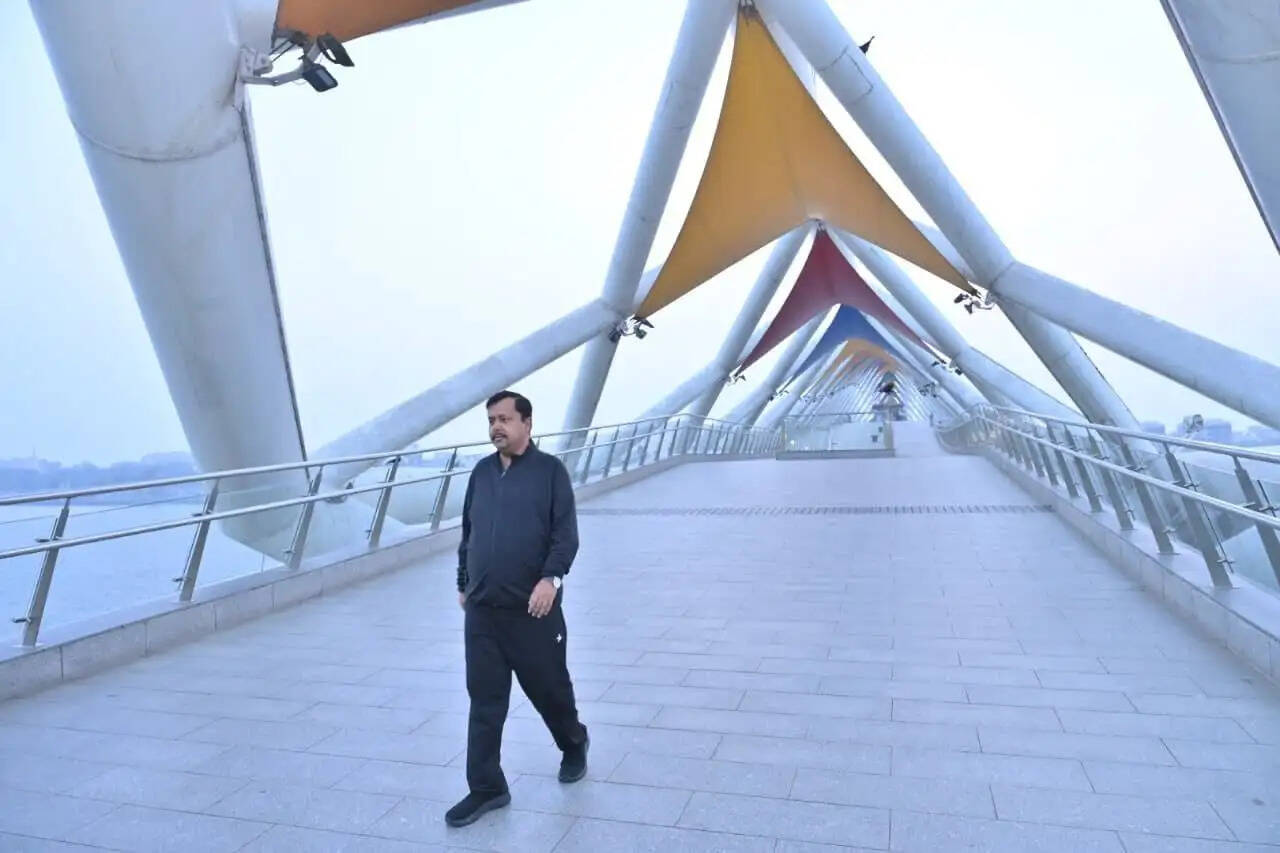 साबरमती रिवरफ्रंट पर युवाओं के साथ भाजपा अध्यक्ष ने की ‘चाय पे चर्चा'