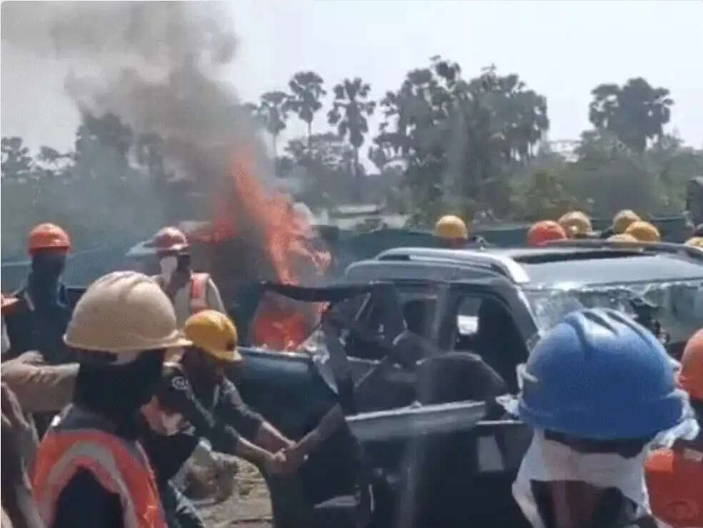 सूरत के एएम/एनएस प्लांट में बवाल: वेतन वृद्धि की मांग को लेकर हड़ताल कर रहे कर्मचारियों ने की आगजनी