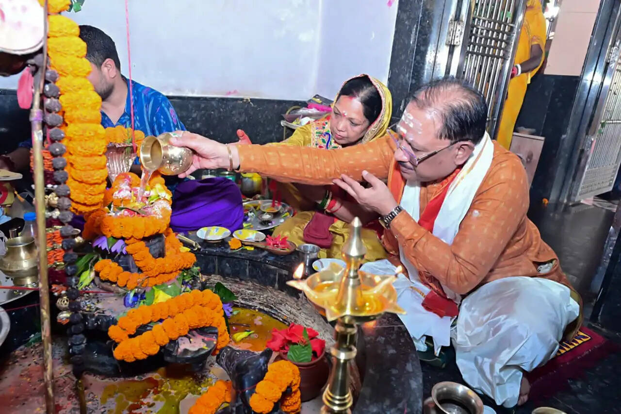 मुख्यमंत्री&nbsp;साय ने श्री फलेश्वरनाथ महादेव की पूजा-अर्चना, प्रदेशवासियों के सुख, शांति, समृद्धि की कामना की