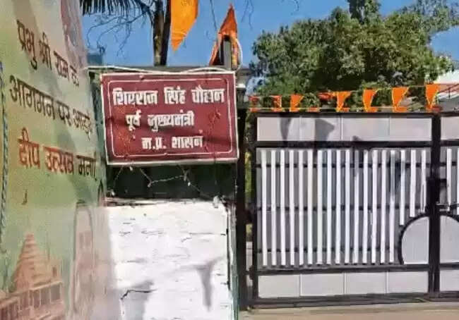 केंद्रीय मंत्री शिवराज सिंह की बढ़ाई गई सुरक्षा, किले में तब्दील हुए भोपाल आवास