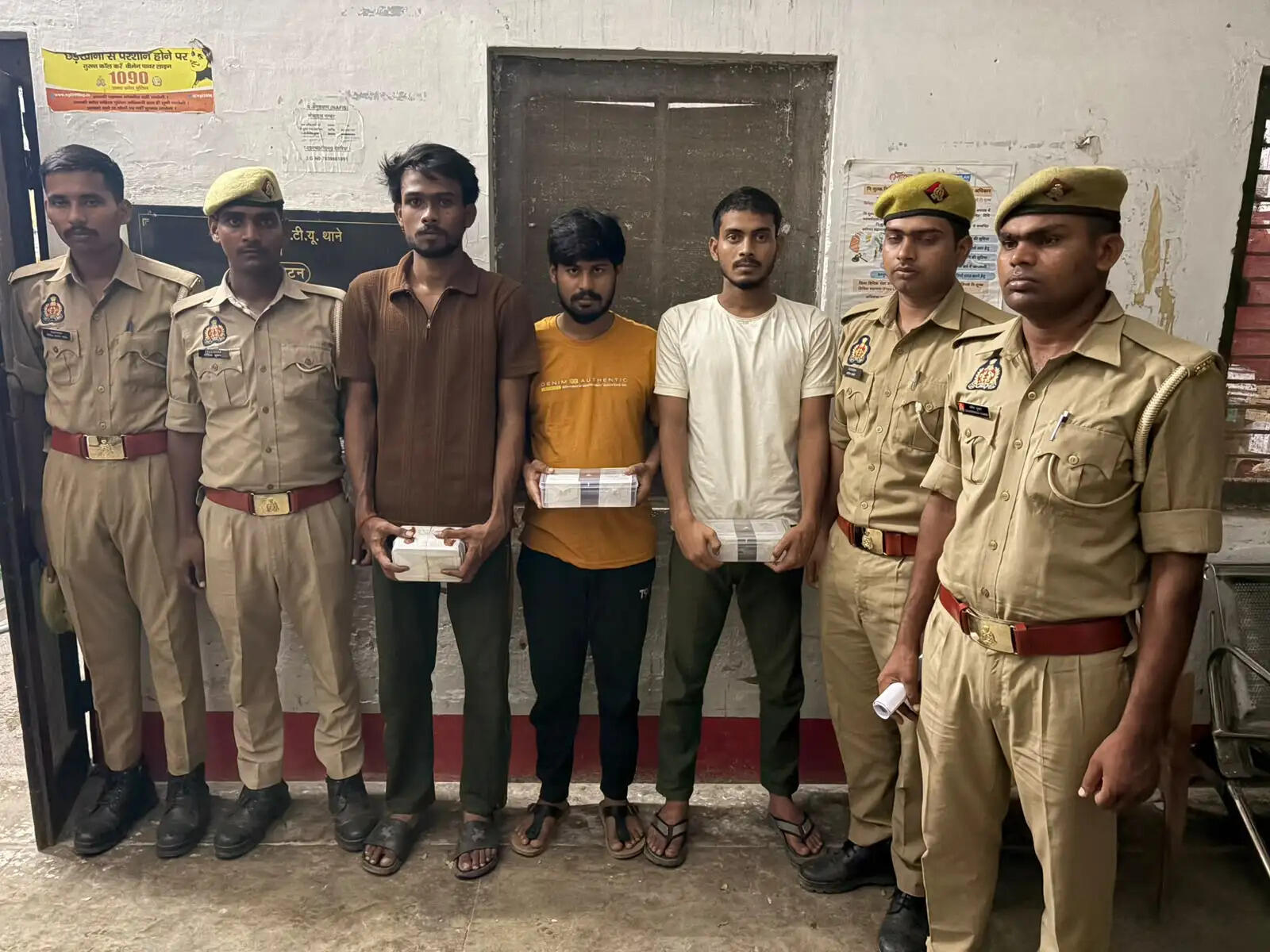 देवरिया : डिजिटल करेंसी के अवैध कारोबार और रंगदारी के मामले में तीन आरोपी व बाल अपचारी गिरफ्तार