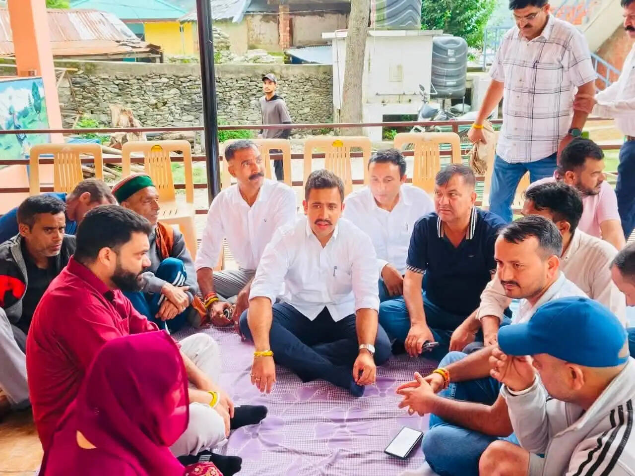 बोह पंचायत के आपदा प्रभावित परिवारों से मिले लोक निर्माण मंत्री विक्रमादित्य सिंह