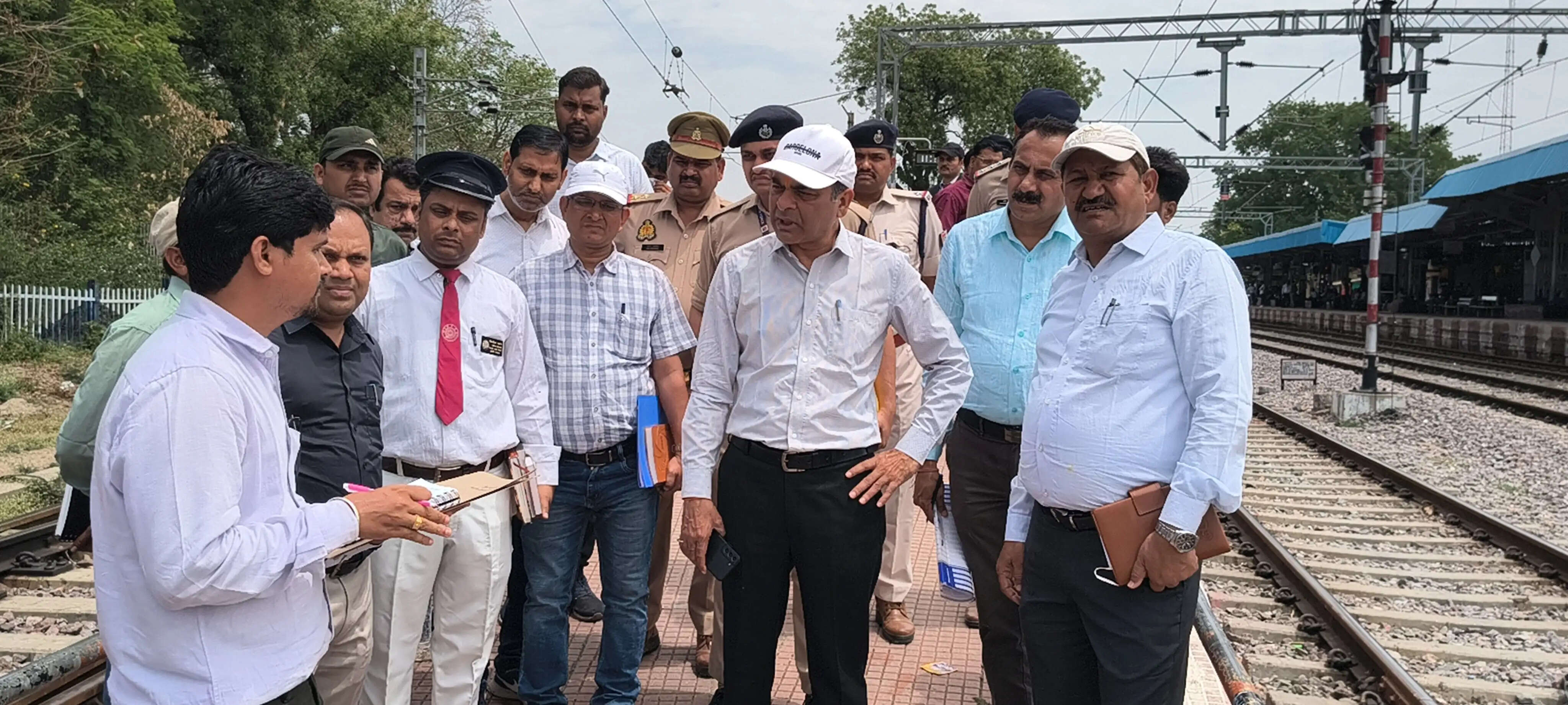 डीआरएम ने अमृत भारत स्टेशन महोबा का किया निरीक्षण, खामियां मिलने पर लगाई फटकार