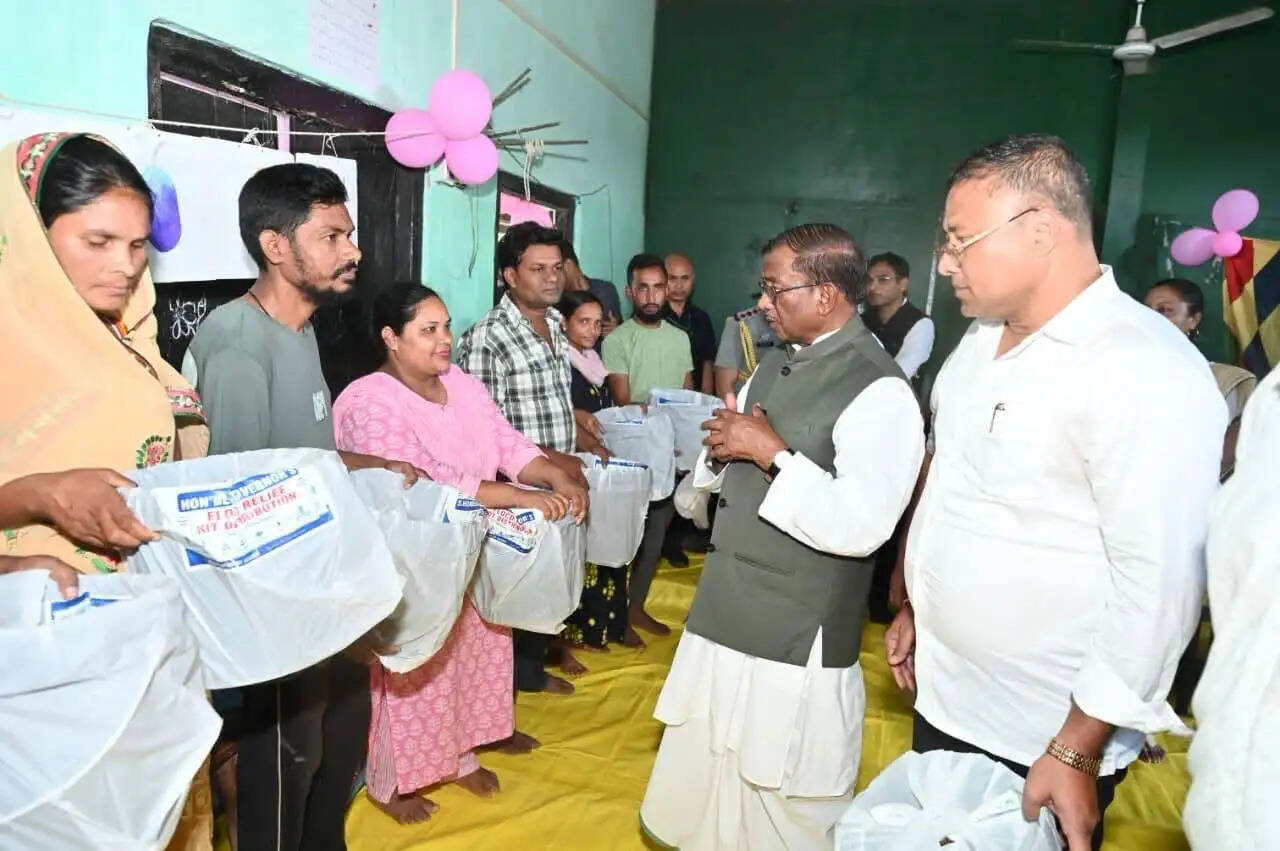 असम के बाढ़ प्रभावित क्षेत्रों का राज्यपाल ने किया हवाई सर्वेक्षण, राहत शिविरों का लिया जायजा