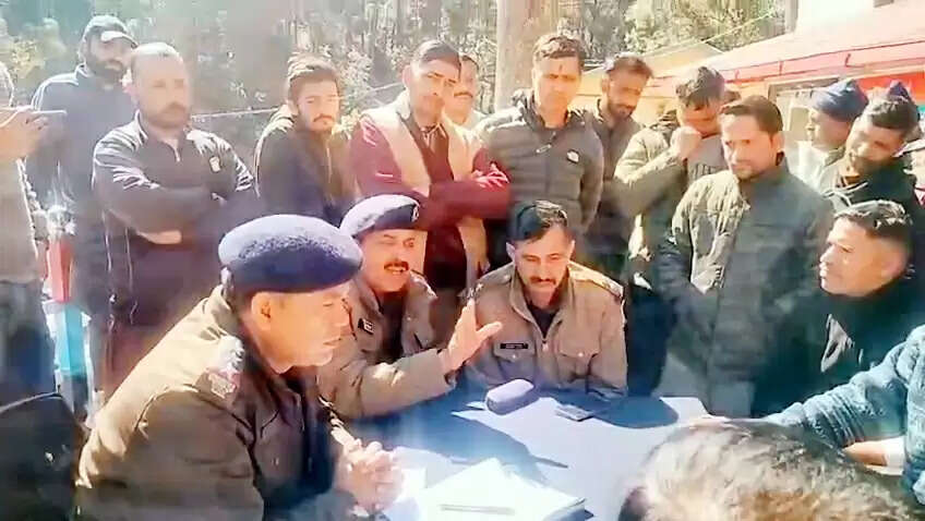 नाबालिग गर्भवती मामले में युवक गिरफ्तार, किया घेराव