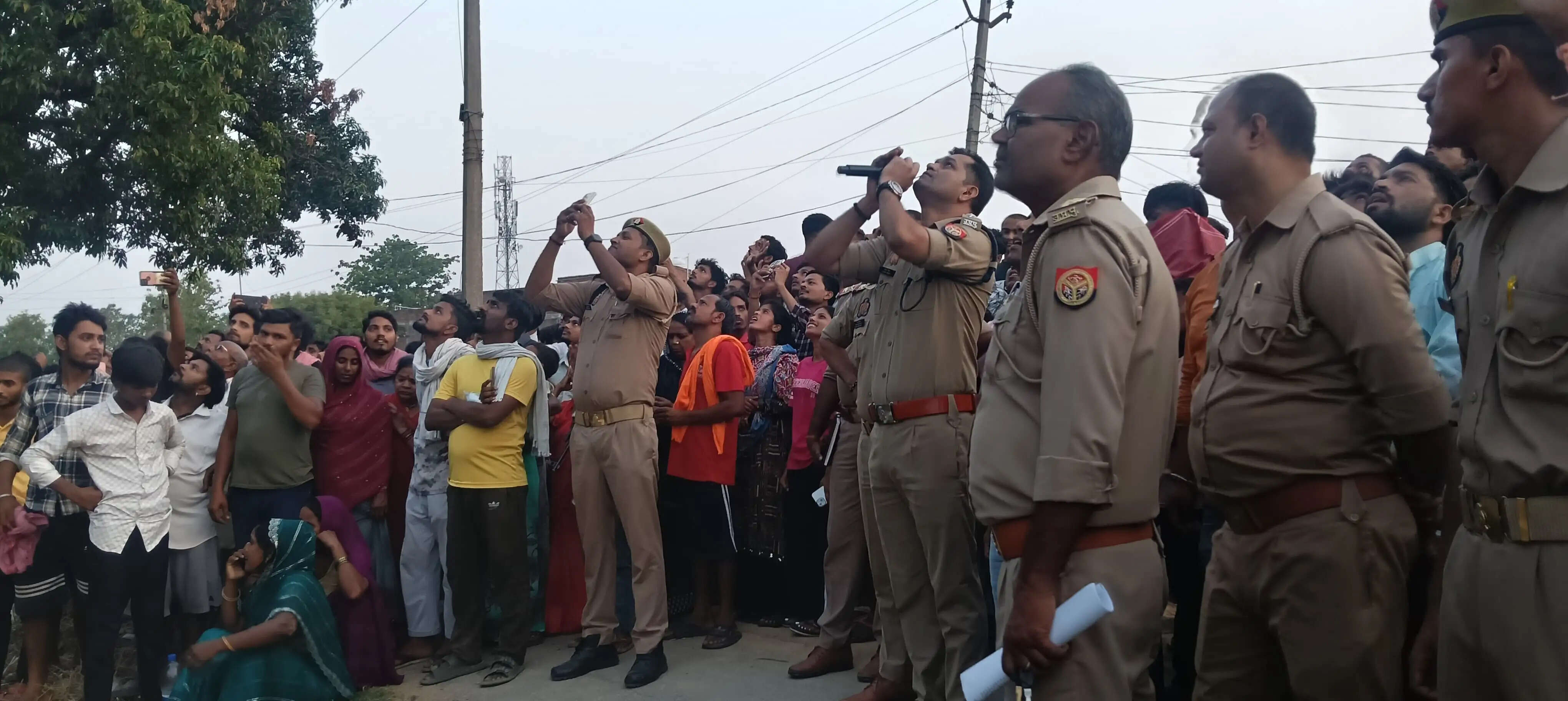 प्रेमिका से शादी की मांग को लेकर मोबाइल टावर पर चढ़ा प्रेमी, पुलिस ने उतारा