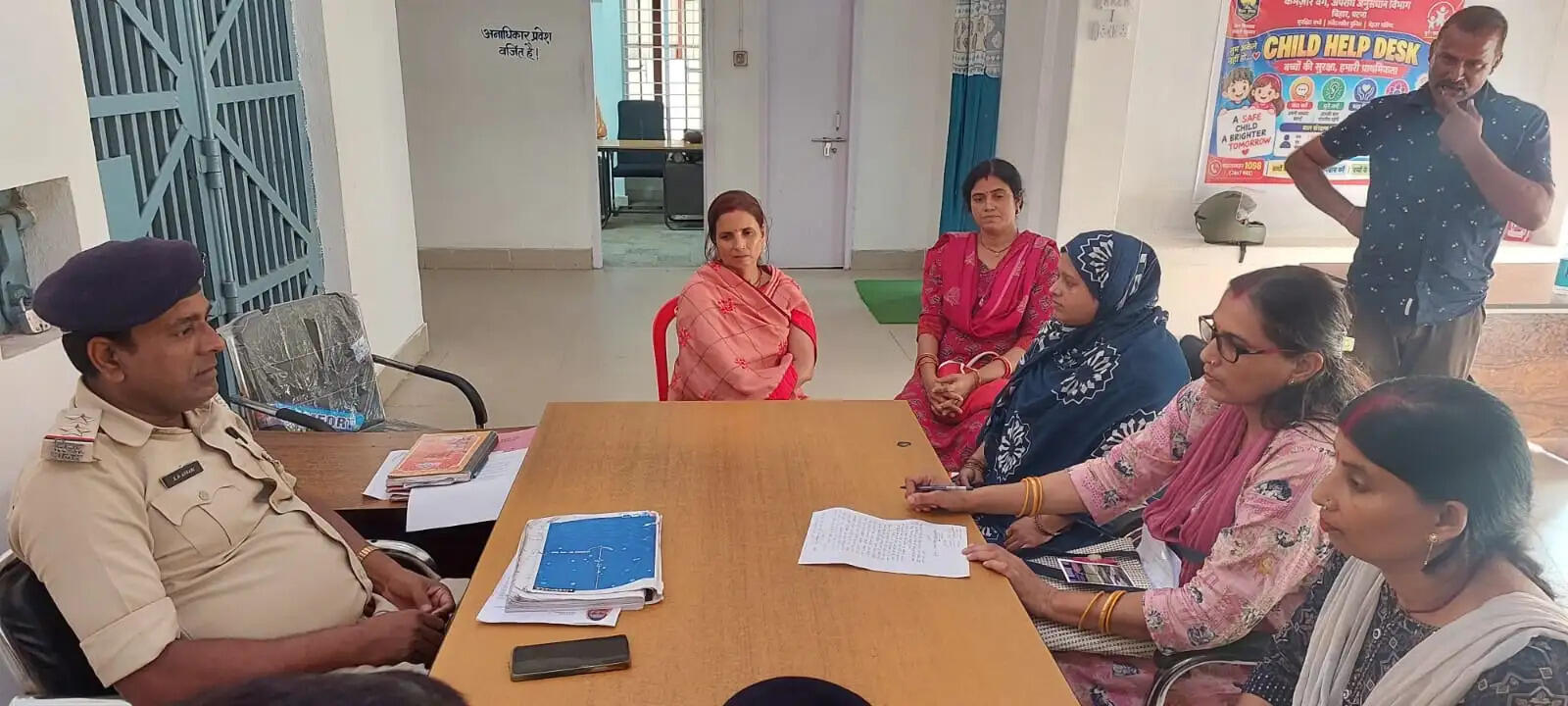 वर्ग संचालन के दौरान कक्षा में घुसकर महिला शिक्षिका के साथ धक्का मुक्की