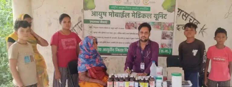 बिरहोर और पहाड़ी कोरवा परिवारों को गांव में ही मिल रहा स्वास्थ्य परीक्षण एवं उपचार