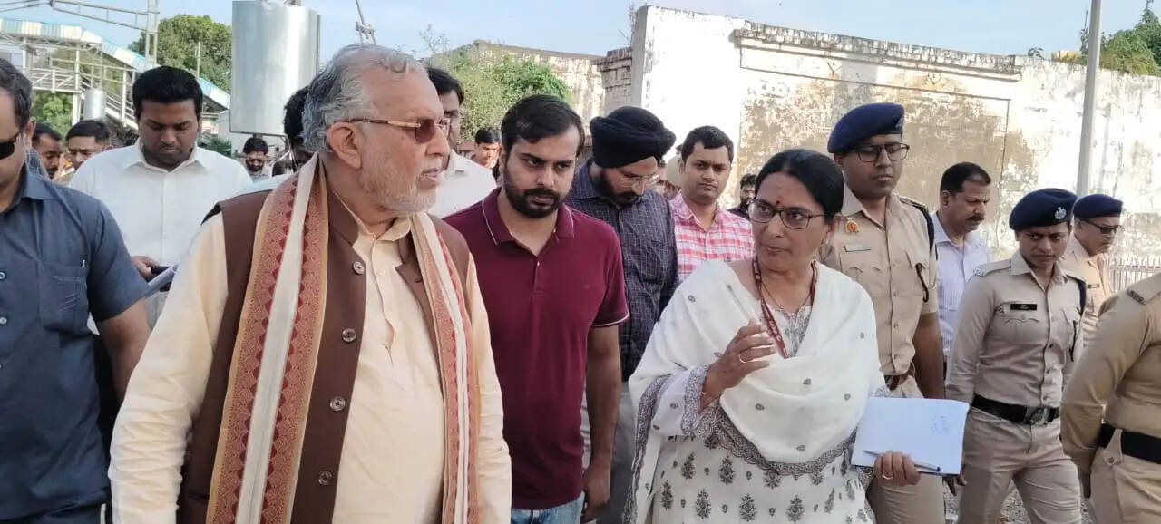 वित्त एवं संसदीय कार्य मंत्री सुरेश&nbsp;खन्ना ने शाहजहांपुर रेलवे स्टेशन का किया निरीक्षण