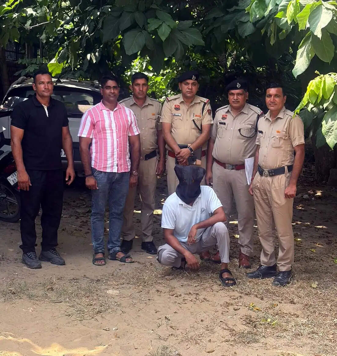 हिसार : मंदिर में छिपाकर रखे थे छह खतरनाक हथियार, पुलिस ने दबोचा आरोपी