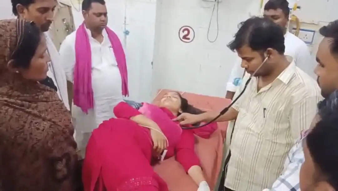 दूल्हा हत्याकांड : धरने पर बैठी बहन सौम्या बिंद की तबीयत बिगड़ी, जिला अस्पताल में भर्ती