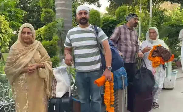 पाकिस्तान में गुरुद्वारों के दर्शन के लिए भारतीय श्रद्धालुओं का जत्था रवाना