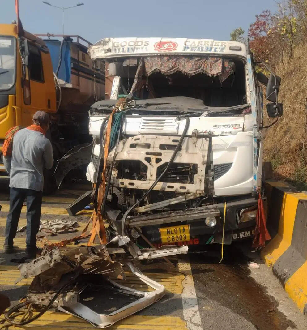ट्रेलर ने दूसरे ट्रेलर काे मारी टक्कर, केबिन में फंसा चालक