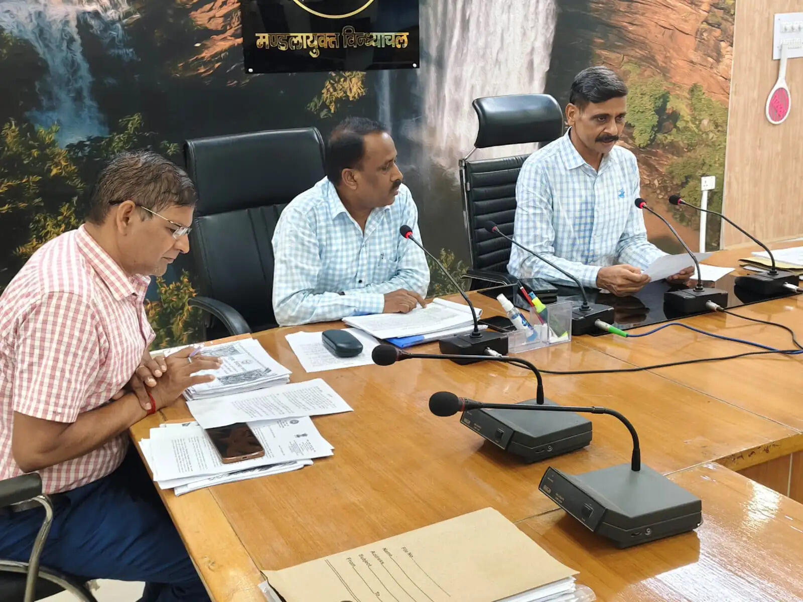 नवरात्र की तैयारियों और मंडलीय विकास कार्यों की समीक्षा, सड़कों की मरम्मत के निर्देश