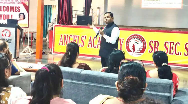 विद्यार्थियों के रोल मॉडल होते हैं शिक्षक