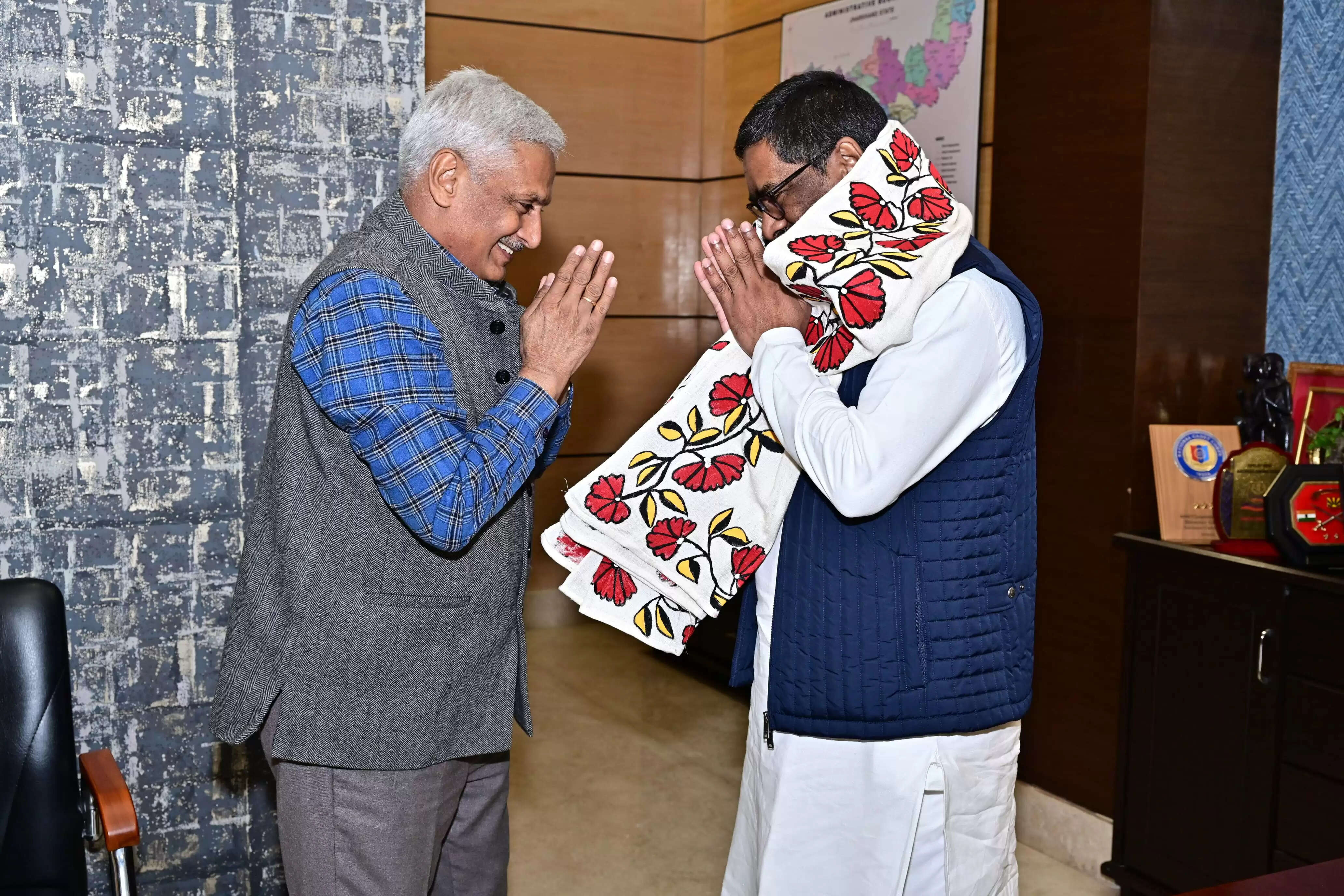 विनोबा भावे विश्वविद्यालय के कुलपति ने मुख्यमंत्री सोरेन को अपनी पुस्तक शिक्षा, समाज और राजनीति की भेंट