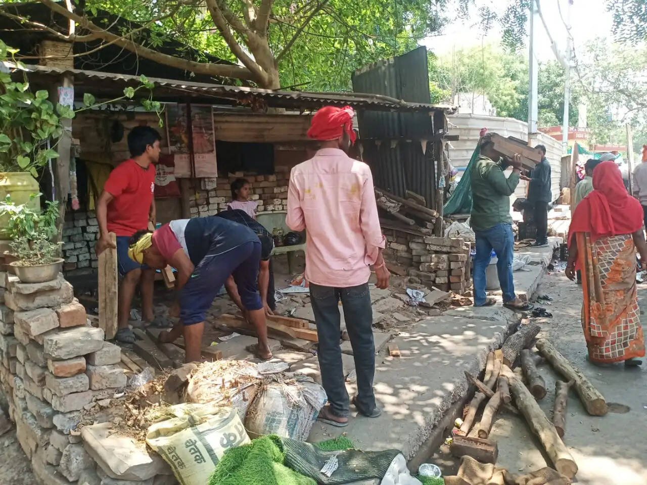 वाराणसी: चौकाघाट लकड़ीमंड़ी में नगर निगम ने 30 करोड़ की सरकारी संपत्ति कराई मुक्त