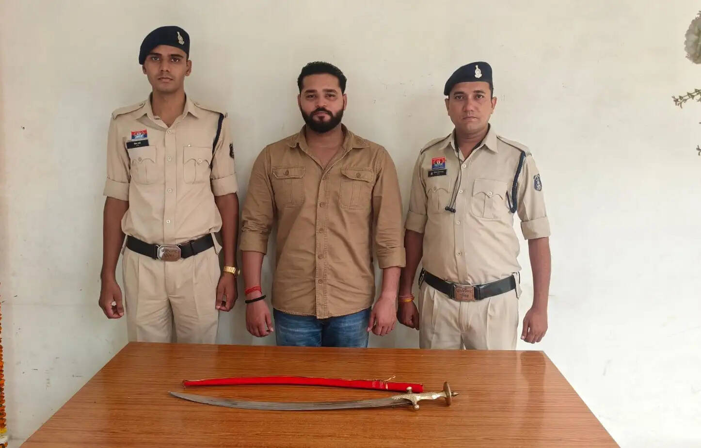 रायपुर : धारदार तलवार लहराकर लोगों को भयभीत करने वाला युवक गिरफ्तार