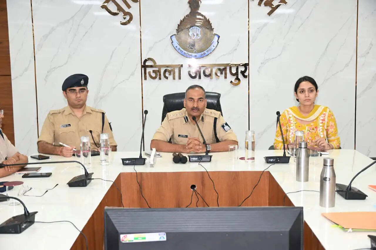 जबलपुर पुलिस की अपराध समीक्षा बैठक: लंबित मामलों और शिकायतों के त्वरित निराकरण के निर्देश