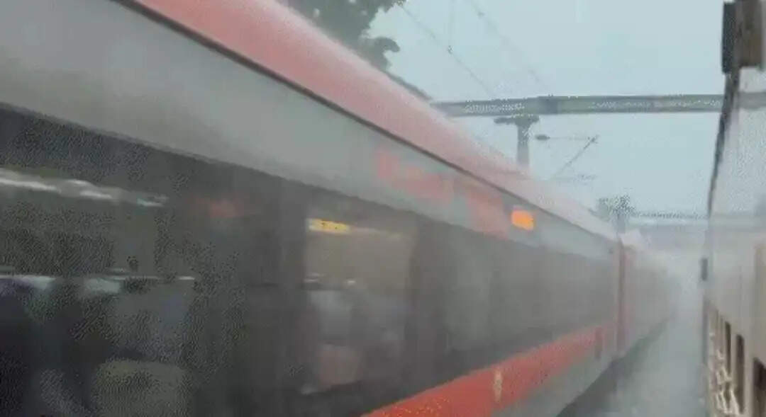 मुंबई में भारी बारिश से गुजरात की रेल सेवा प्रभावित, कई ट्रेनें शॉर्ट टर्मिनेट, तीन ट्रेनों के रूट बदले