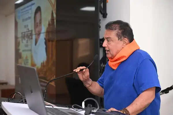 व्यवसायीकरण के दौर में फिल्मों और छोटे पर्दे पर कला कमजोर हुई: राजा बुंदेला