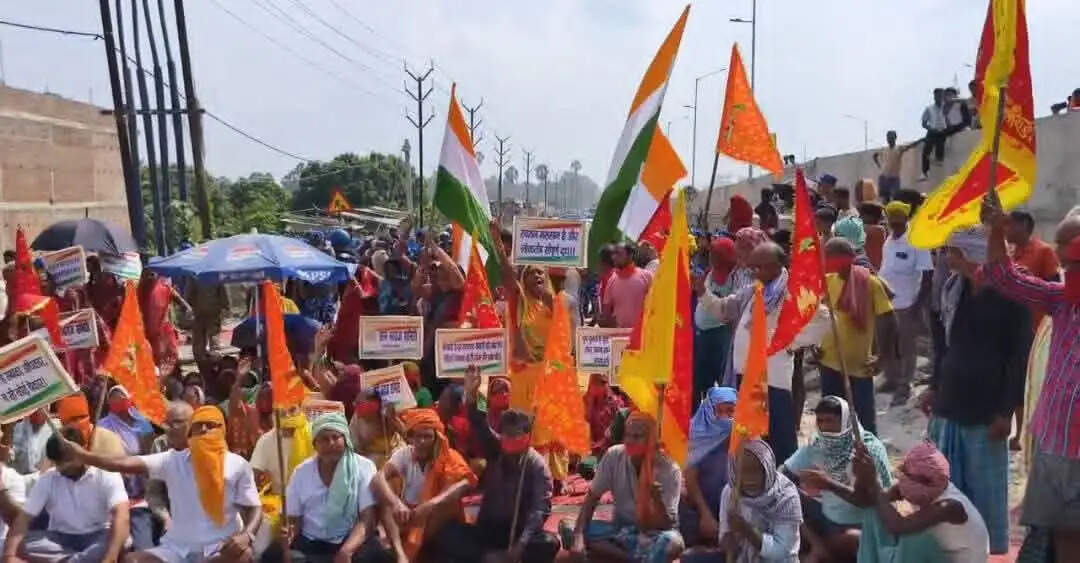 मुंगेर-मिर्जाचौकी फोरलेन पर ग्रामीणों का महा-सत्याग्रह,मुंह पर लाल कपड़ा बांधकर किया चक्काजाम