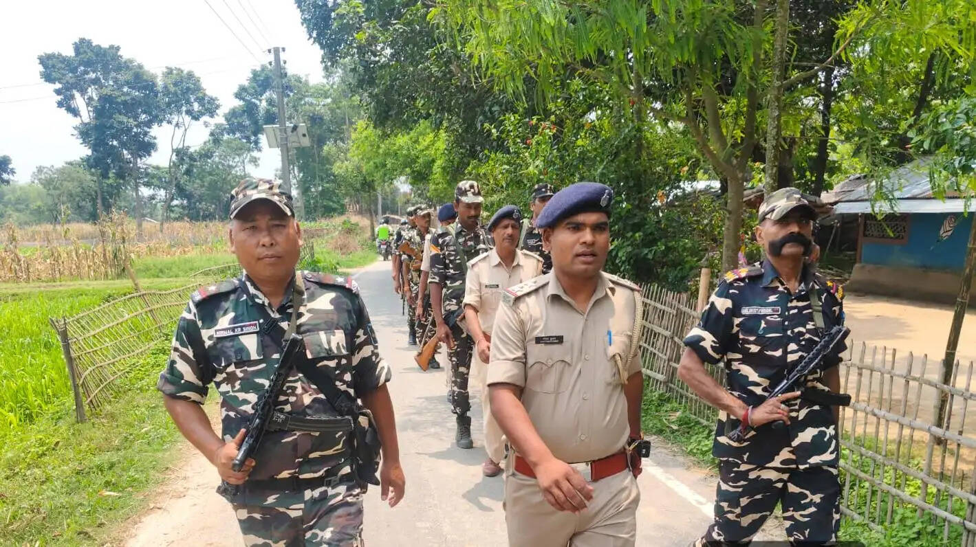 सीमा सुरक्षा को लेकर जियापोखर पुलिस और एसएसबी अलर्ट, संयुक्त बैठक के बाद बॉर्डर पर फ्लैग मार्च