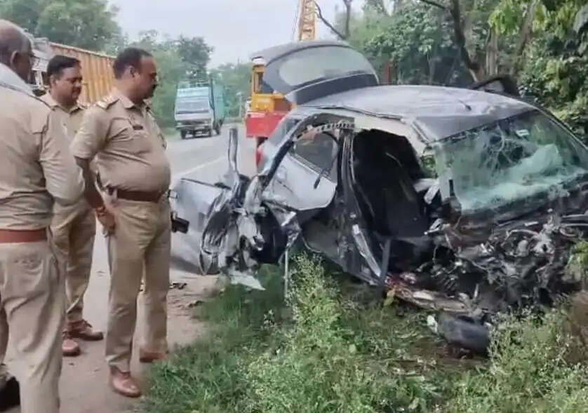 ट्रक और कार की भिड़ंत में महिला की मौत
