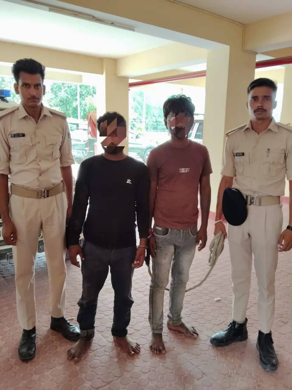 सारण में हथियार एवं स्कॉर्पियो के साथ 2 व्यक्ति गिरफ्तार