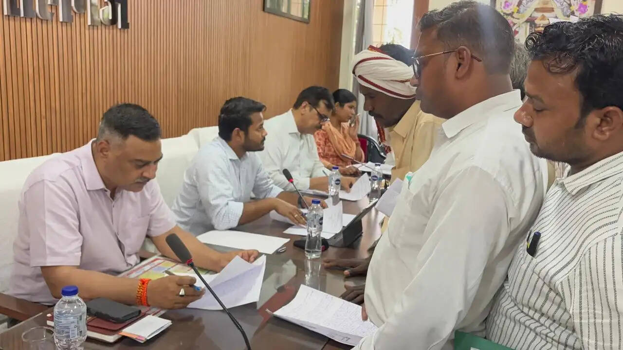 समाधान दिवस में फरियादियों की लगी कतार, डीएम के सख्त तेवर- लापरवाही पर होगी कार्रवाई