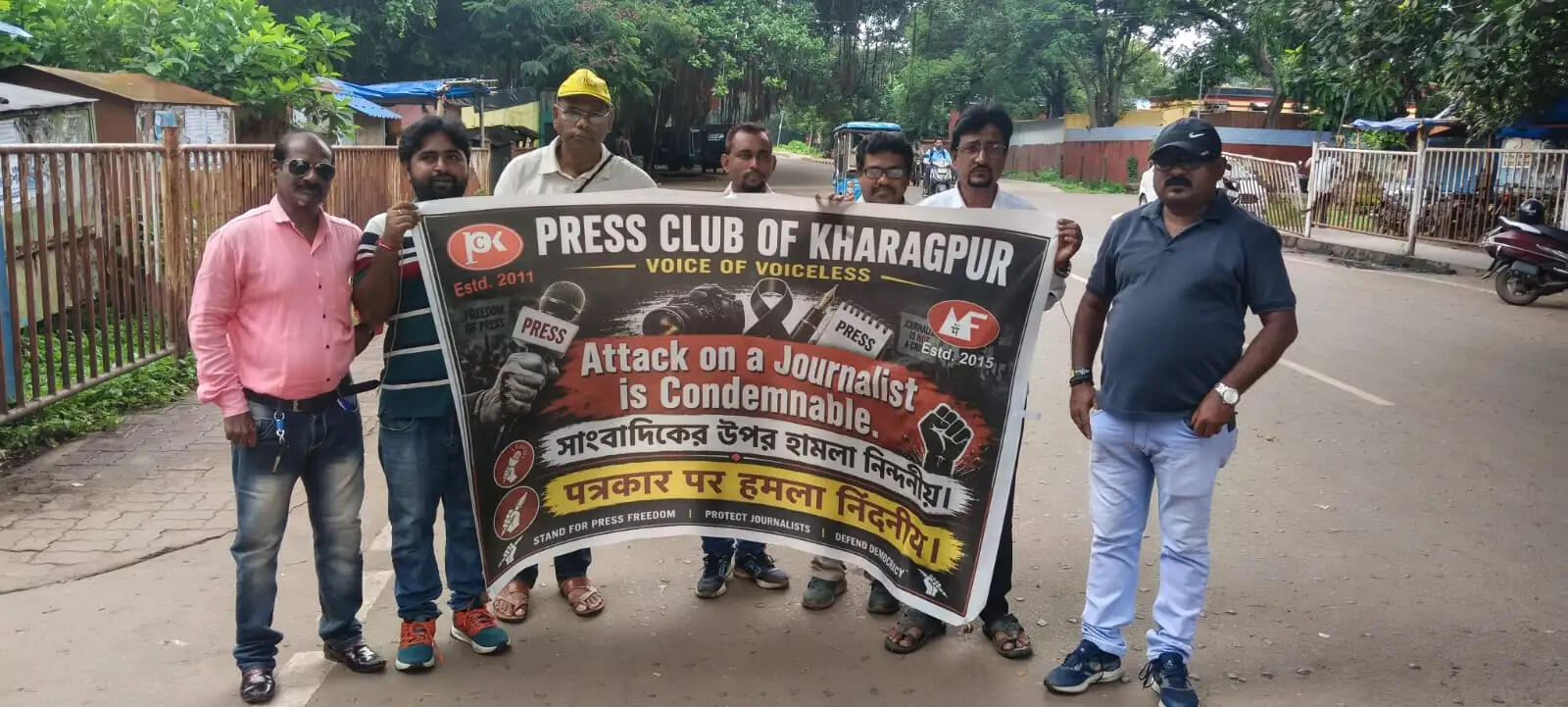 कोलकाता में पत्रकारों पर हमले के विरोध में खड़गपुर में निकाली गई शांतिपूर्ण रैली