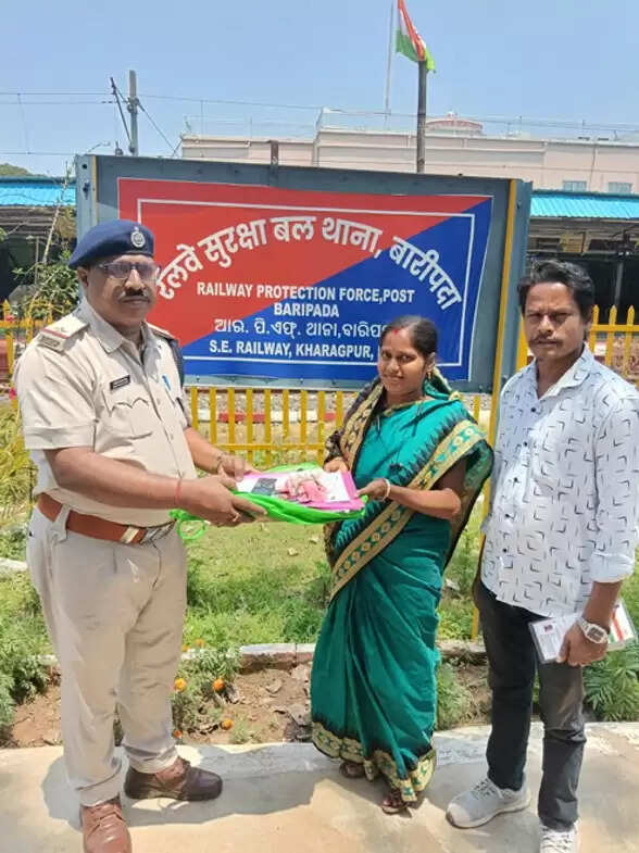 दक्षिण पूर्व रेलवे में आरपीएफ ने यात्रियों का खोया सामान लौटाया