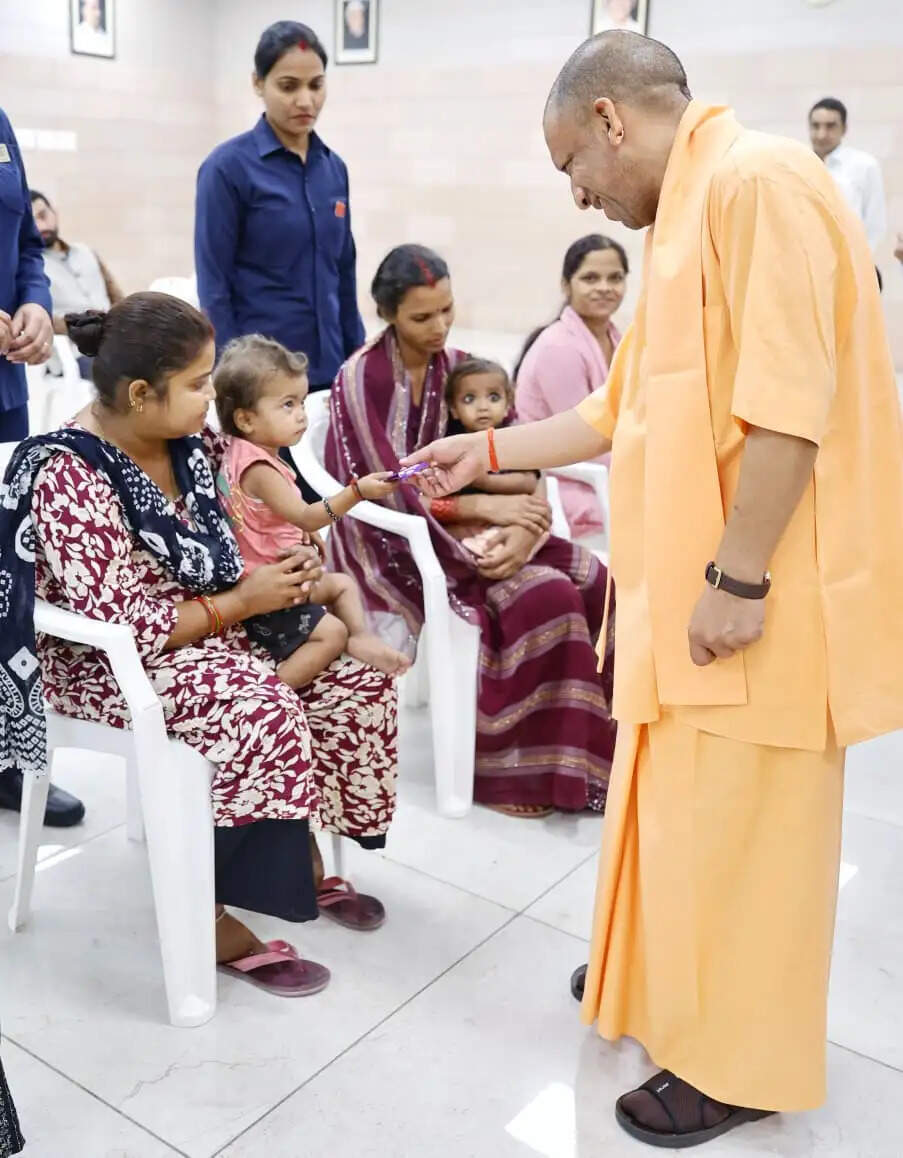 मुख्यमंत्री योगी ने जनता दर्शन में पीड़ितों की सुनी समस्याएं