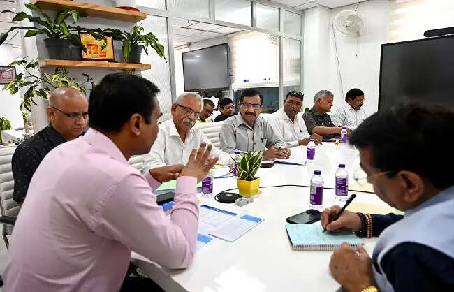 एसआईआर पर राजनीतिक दलों के साथ बैठक, 15 लाख नोटिसों पर सुनवाई पूरी