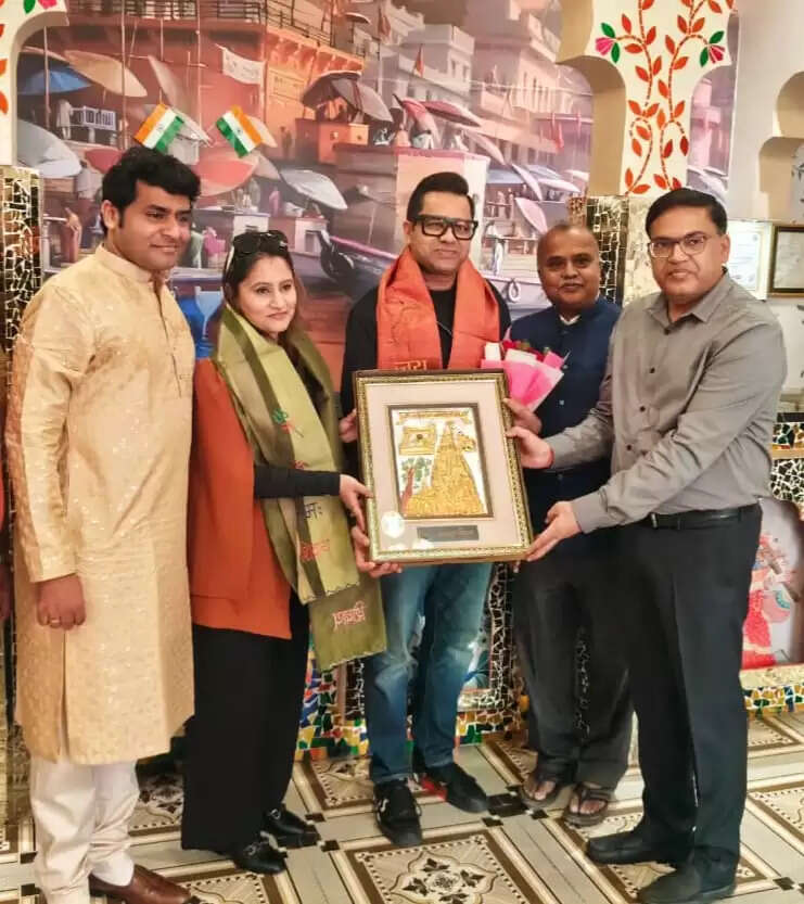 पूर्व अंतरराष्ट्रीय क्रिकेटर आकाश चोपड़ा पहुंचे वाराणसी, स्वागत से हुए अभिभूत