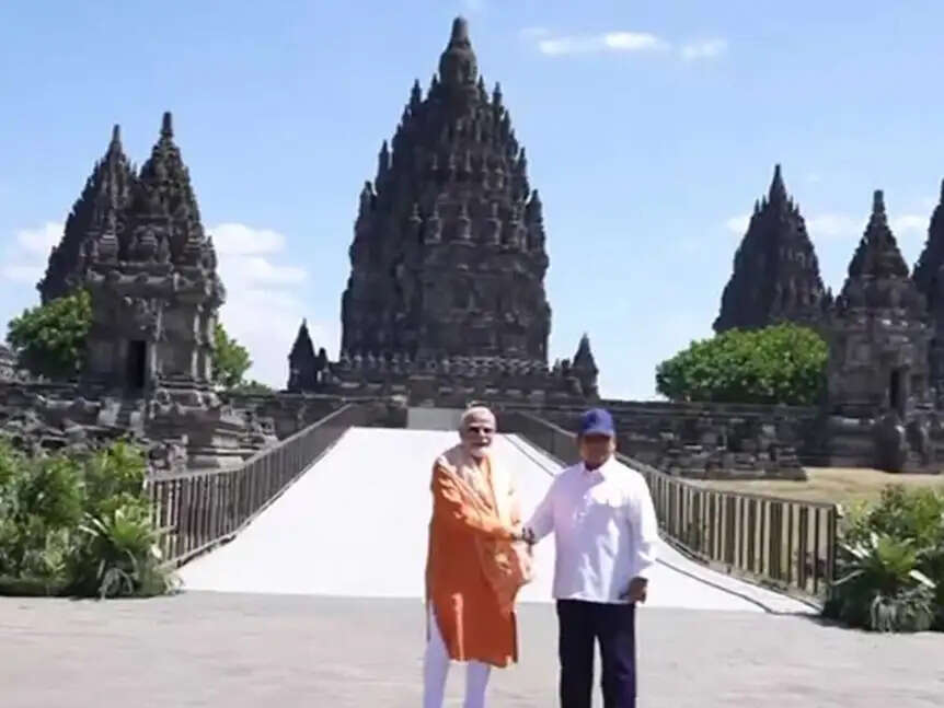 (लीड) भारतीय पीएम मोदी ने इंडोनेशिया के ऐतिहासिक प्रम्बानन मंदिर में की पूजा