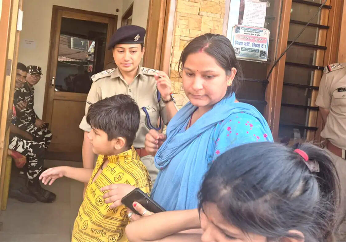 हरकी पैड़ी पर भीड़ में बिछड़े दो मासूम, पुलिस ने परिवारों से मिलाया