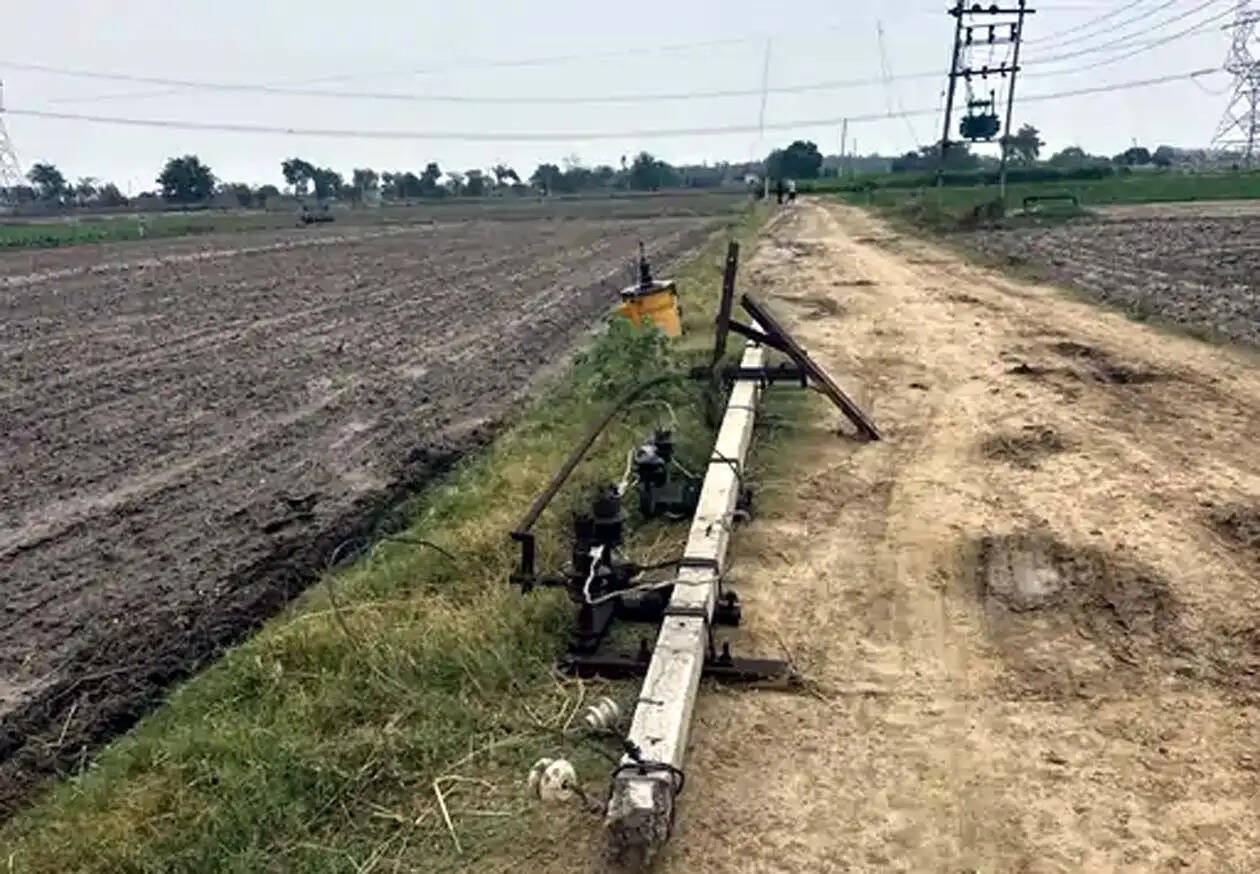 हिसार के उकलाना में तेज अंधड़ का कहर, 35 खंभे गिरे, बिजली व्यवस्था बेपटरी