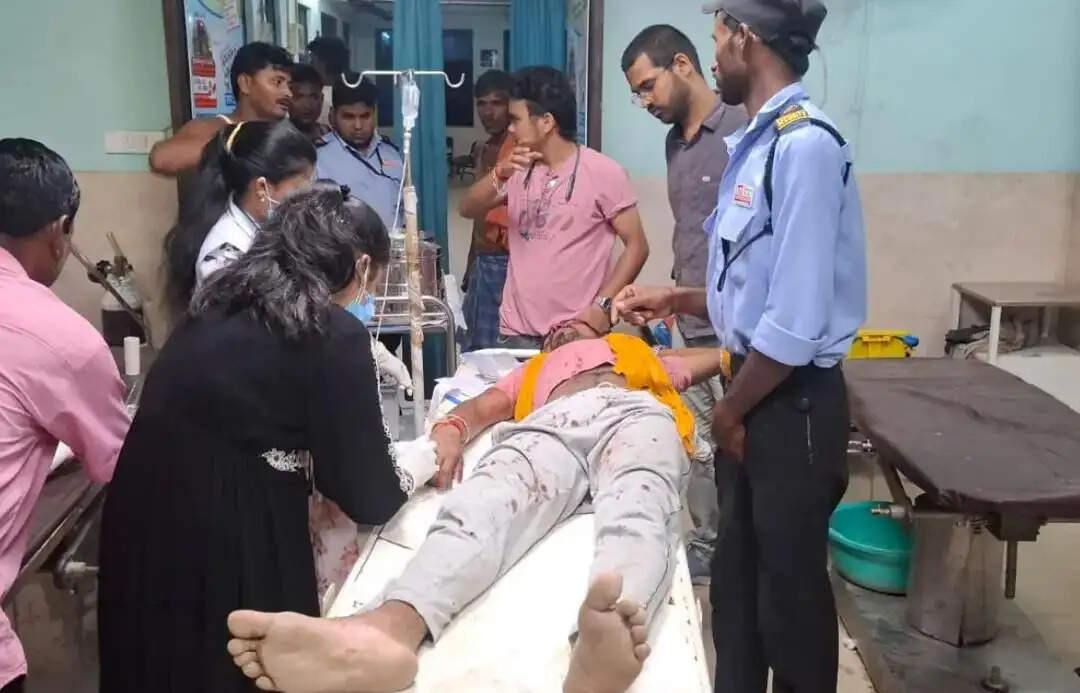 एनएच-327ई पर सड़क हादसा, अज्ञात वाहन की टक्कर से युवक गंभीर रूप से घायल