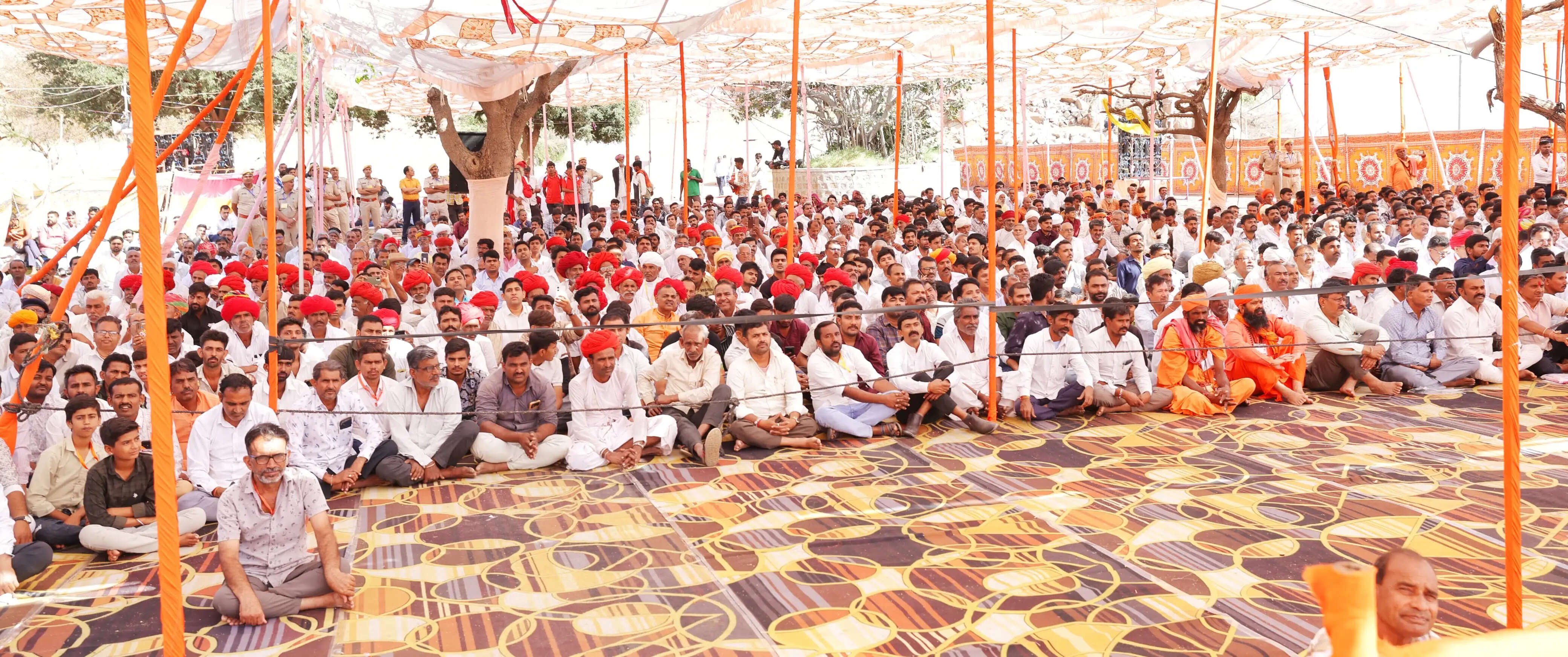 बच्चों को स्मार्टफोन न दें, परिवार के साथ समय बिताएं : योगी आदित्यनाथ