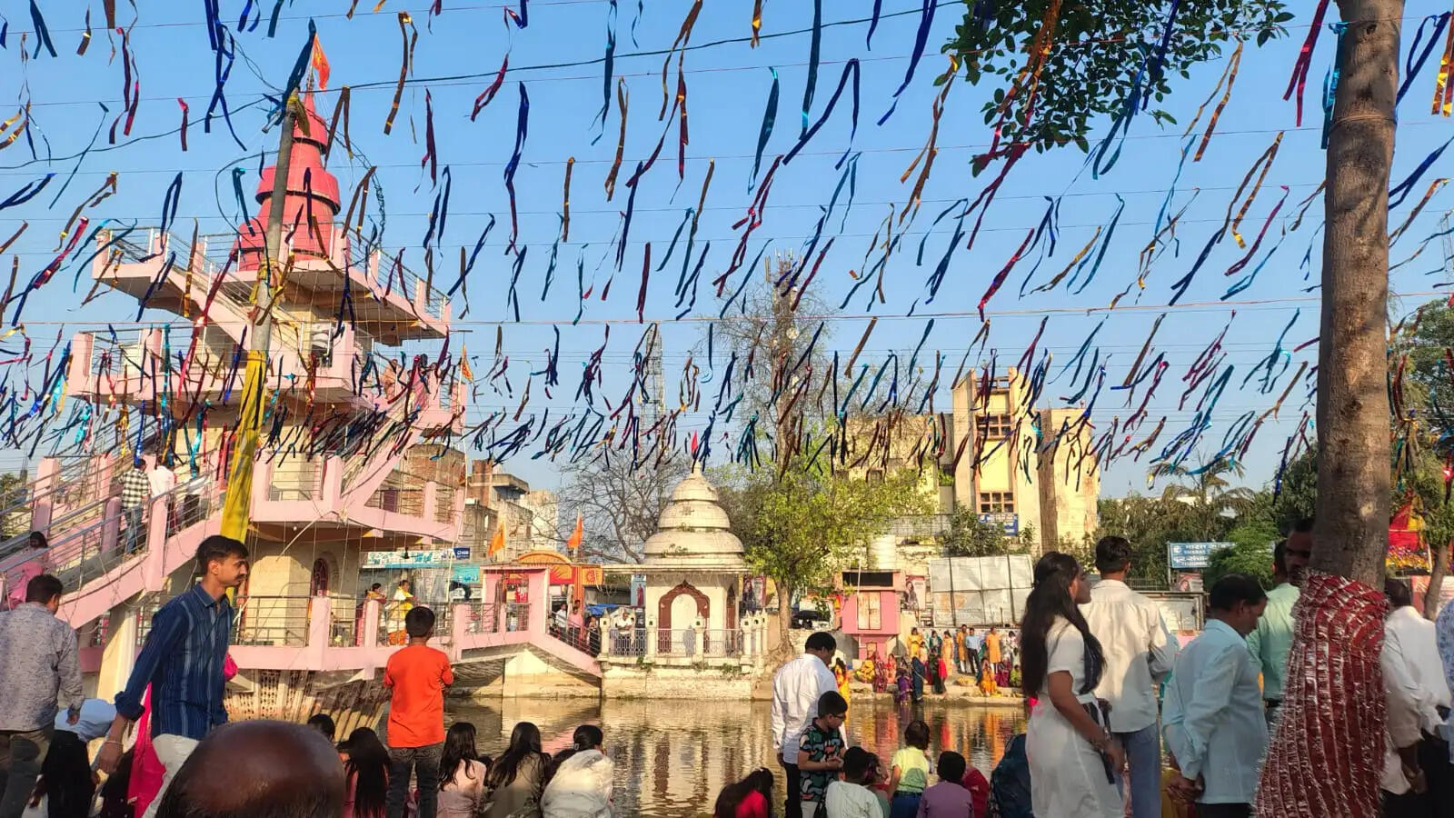 व्रतियो ने दी अस्तचलगामी भगवान भास्कर को दिया अर्घ्य