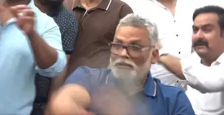 पप्पू यादव की प्रेस वार्ता में हंगामा,अनजान व्यक्ति पर चप्पल फेंकने का आरोप, समर्थकों ने की पिटाई