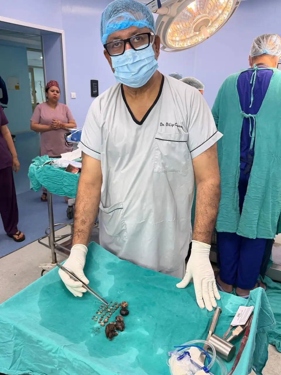 प्रयागराज के एसआरएन अस्पताल में जटिल ऑपरेशन से किडनी से निकालीं 37 पथरियां