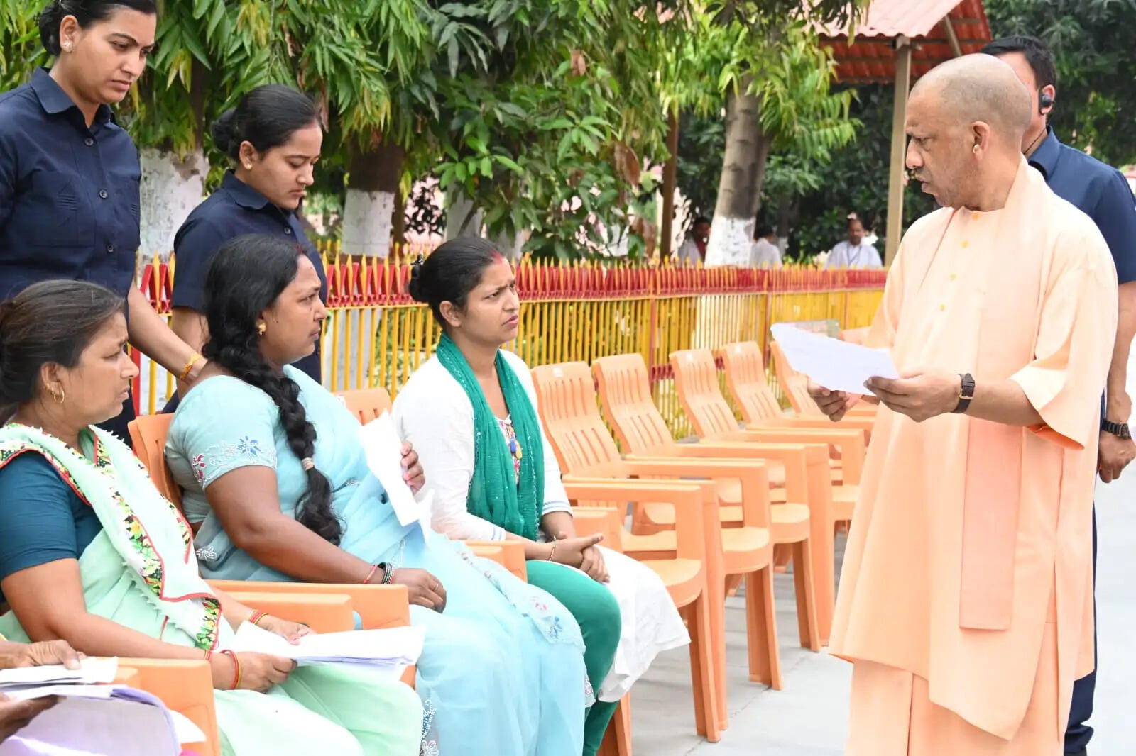 भूमि संबंधी प्रकरणों में लापरवाही पर हो सख्त कार्रवाई : मुख्यमंत्री याेगी