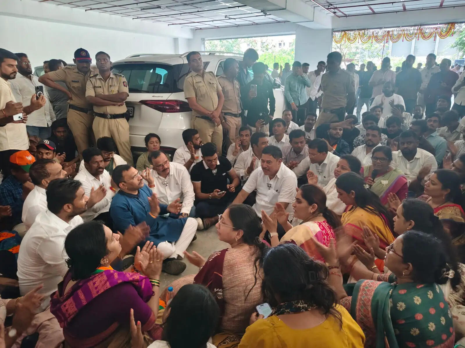 क्रीड़ा संकुल के उद्घाटन पर भाजपा और बविआ आमने-सामने, 500 से अधिक जवान रहे तैनात