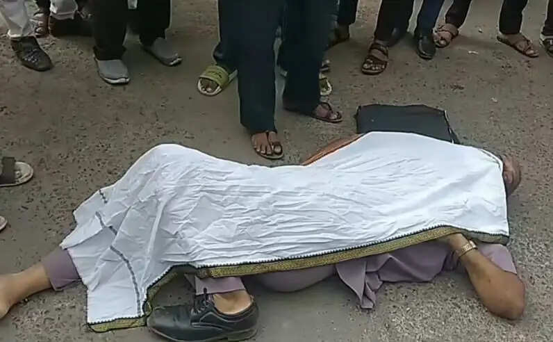 राजगढ़ः तेज रफ्तार बस की टक्कर से पैदल जा रहे व्यक्ति की मौत